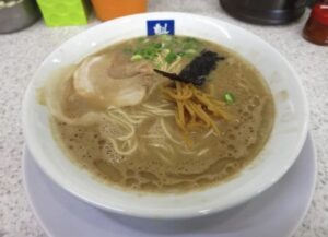 【オモウマい店】福岡県ずんだれ豚骨ラーメンどこ？魁龍（かいりゅう）福岡本店 | すなおじゃーなる